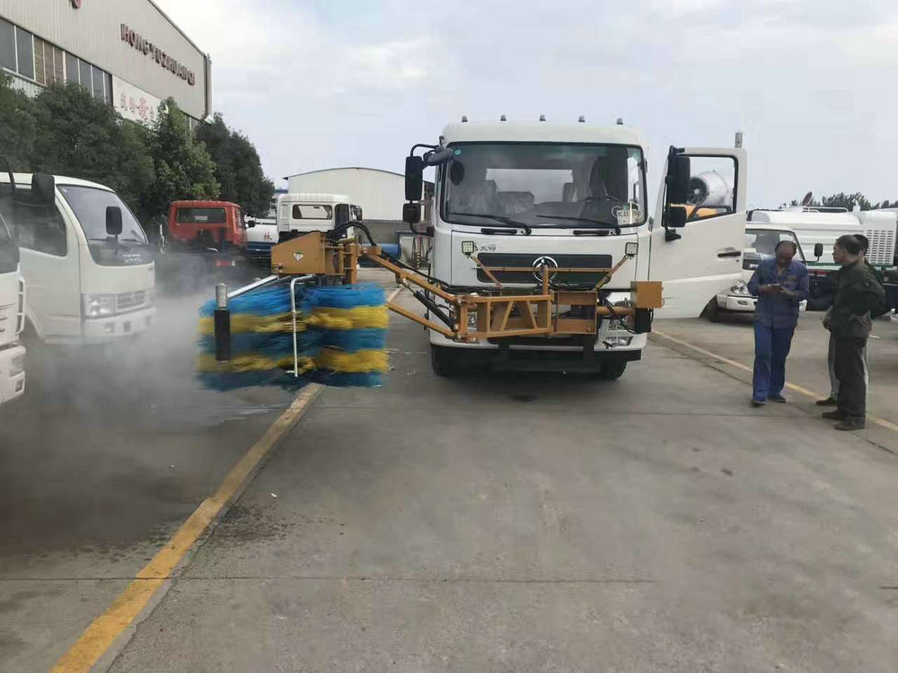 東風(fēng)天錦隧道墻面護欄清洗車